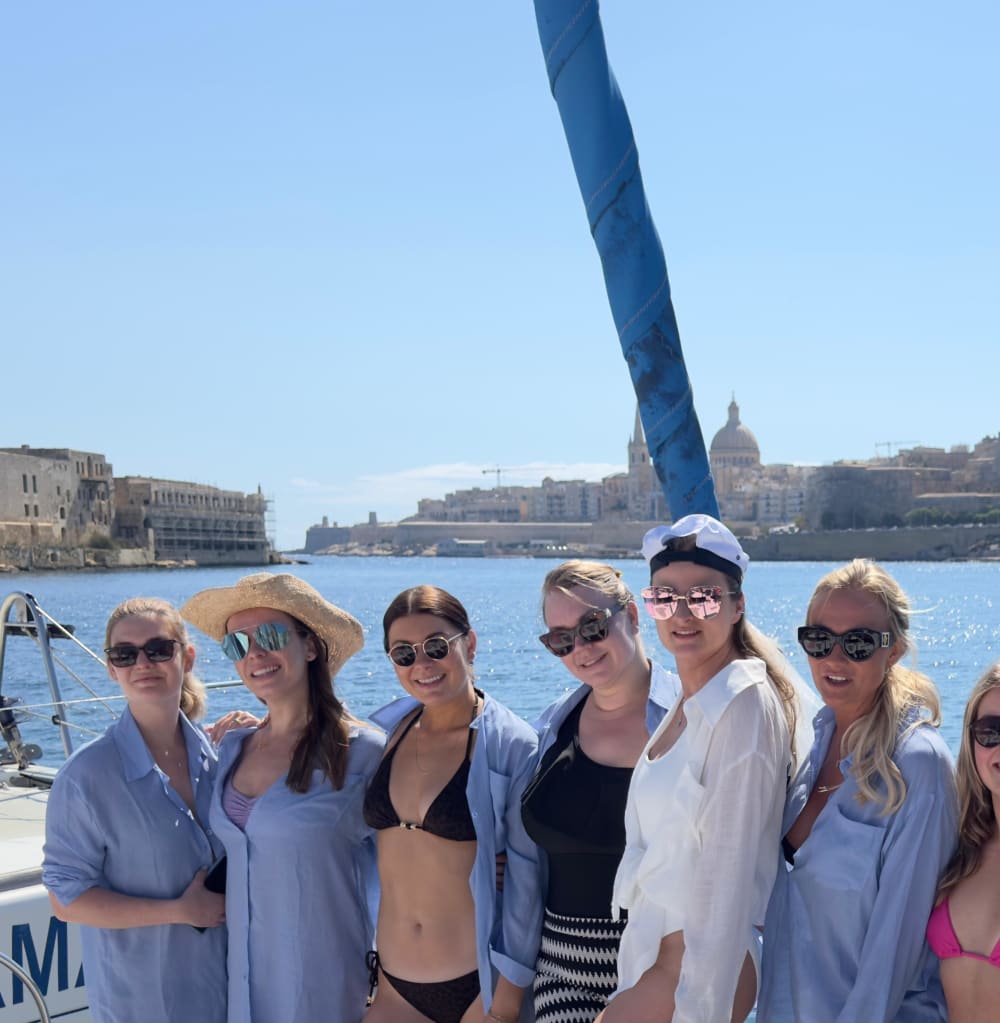 Esperienza esclusiva in catamarano: festeggia la tua occasione speciale in mare