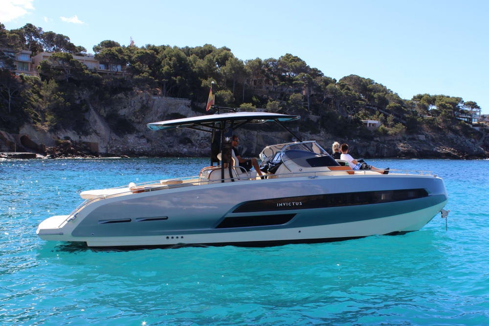 Entdecken Sie die versteckten Buchten von Port Adriano