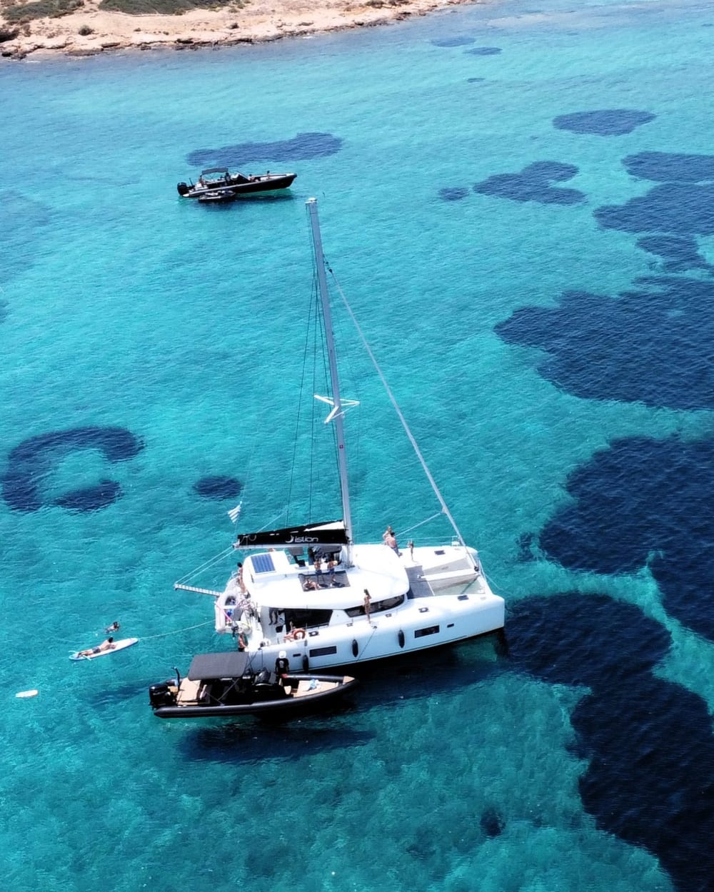 Navega por la Riviera de Atenas en un catamarán con Sailing Adventures