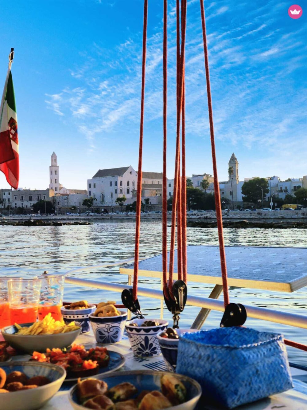 Apéritif avec produits locaux sur catamaran