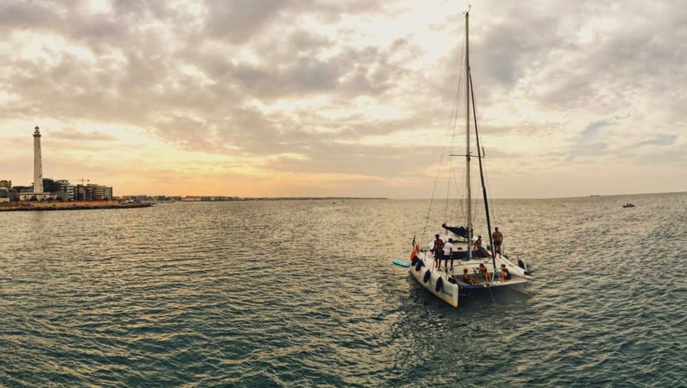 Apéritif avec produits locaux sur catamaran