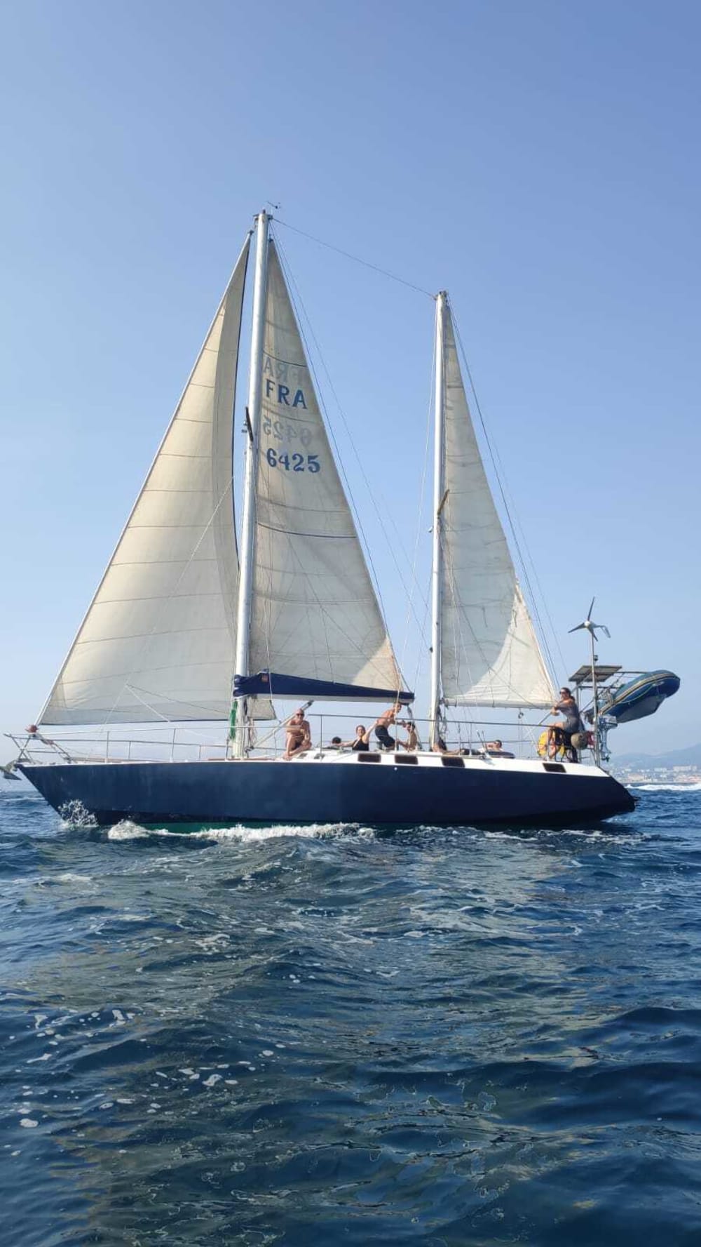 Giornata introduttiva alla vela nelle Calanques con soste per il bagno.