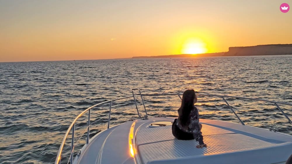 Sunset Tour en Yacht – 3 Heures d'évasion au Coucher du Soleil