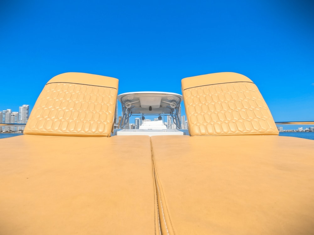 Genießen Sie die kolumbianische Karibik auf einem sportlichen, schnellen Boot.