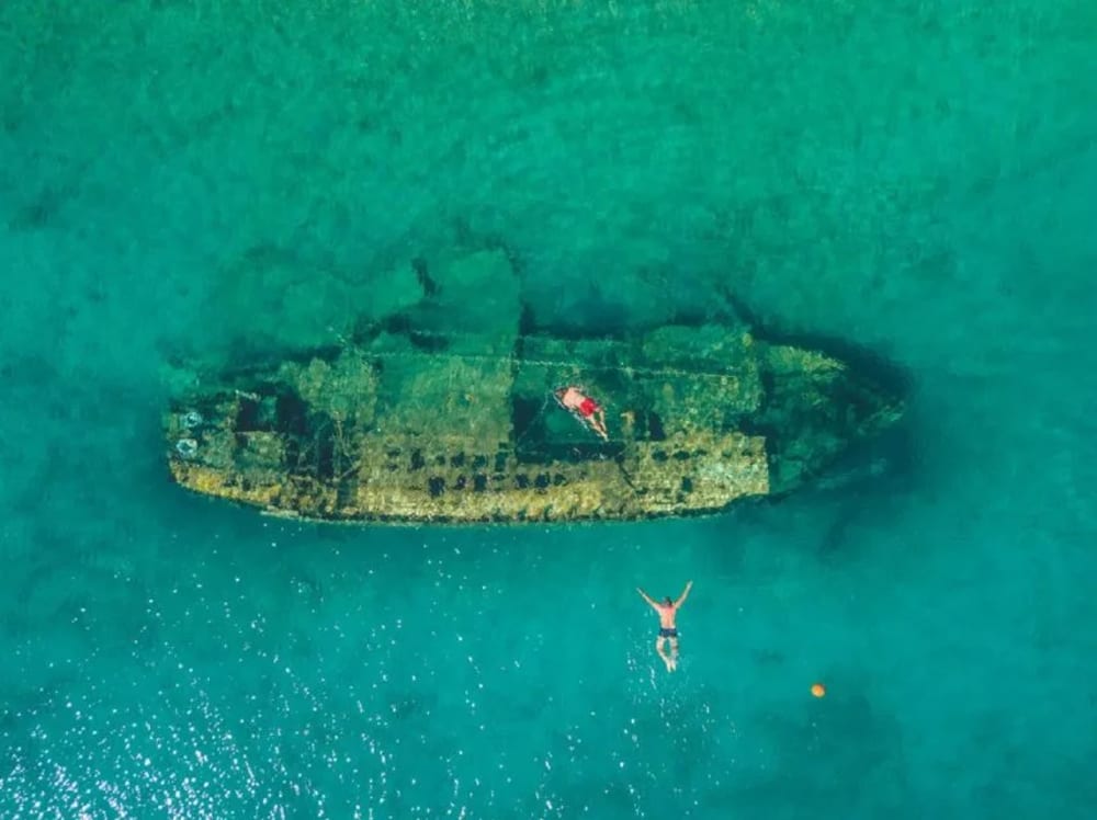 Laguna Blu e Leggenda: Esplora le acque blu e il relitto di Nečujam
