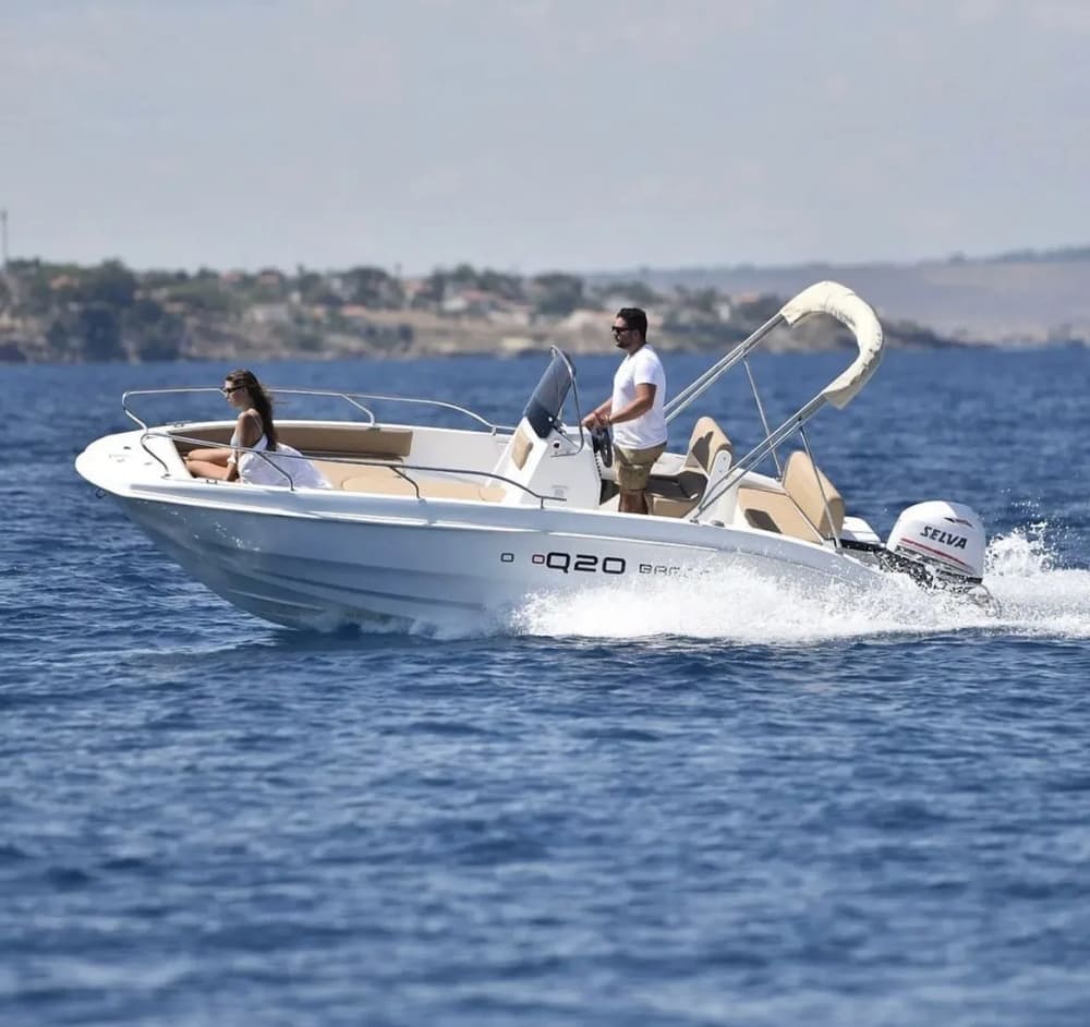Navega a Capri: Paseo en barco entre acantilados y cuevas