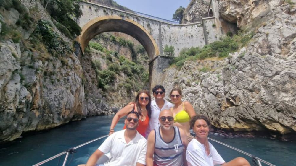 La côte amalfitaine en bateau : une excursion pittoresque au départ de Sorrente