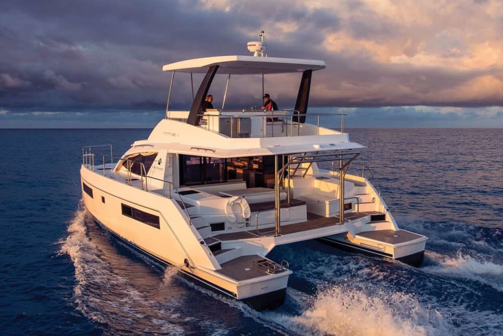 Crociera esclusiva di team building di 4 ore a bordo di un catamarano a motore da 640 CV da Sliema