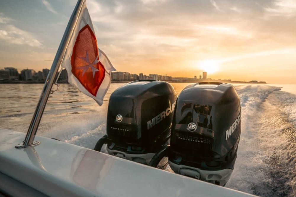 Sonnenuntergangsruhe: Private Golden Hour Yachttour ab Birgu Marina
