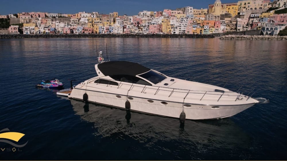 Intera giornata alla scoperta di Procida: un tour panoramico in barca da Baia