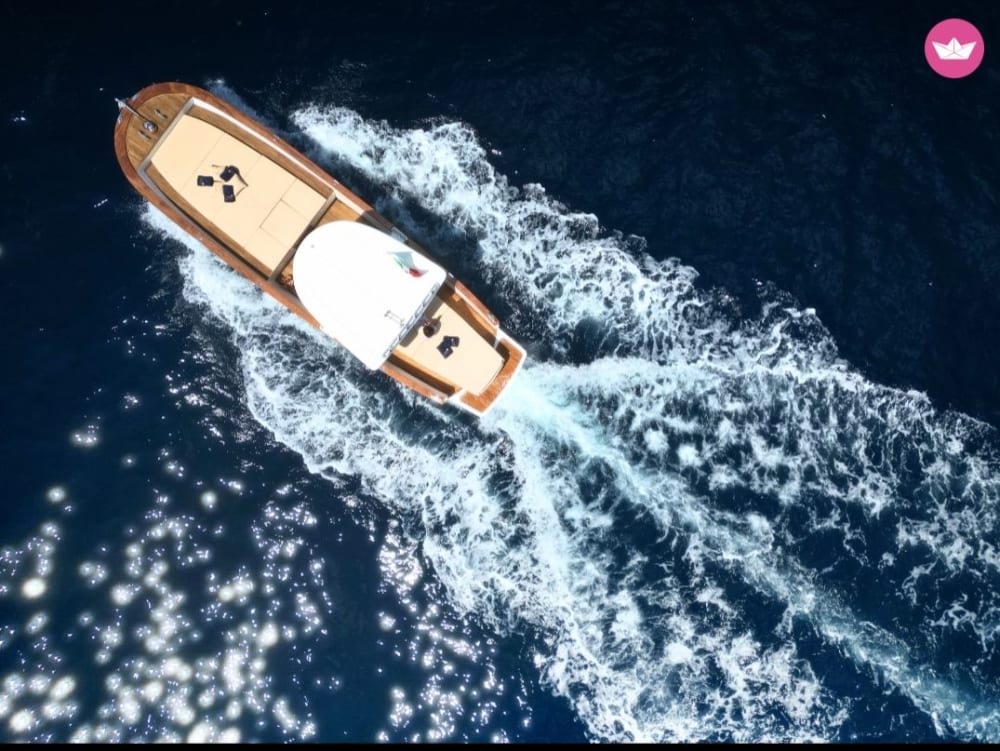 Tour in barca di un giorno intero sulla Costiera Amalfitana: naviga lungo la costa in tutta comodità e stile