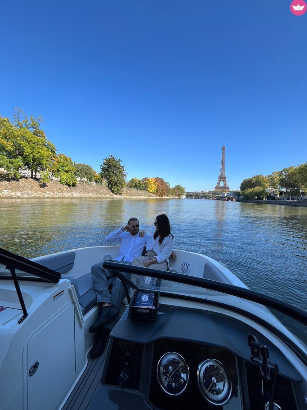 Croisière privée sur la Seine : entre vitesse, monuments et détente