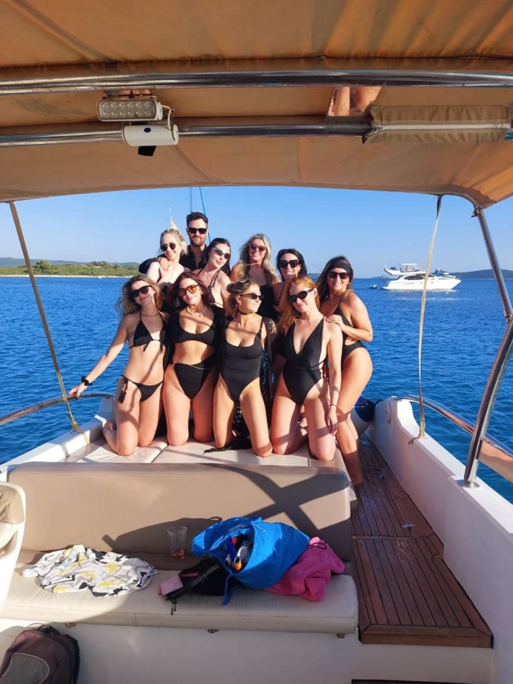 Genießen Sie einen halben Tag auf einem Motorboot, um die Blaue Lagune und die Bucht von Maslinica zu entdecken, beginnend in Trogir