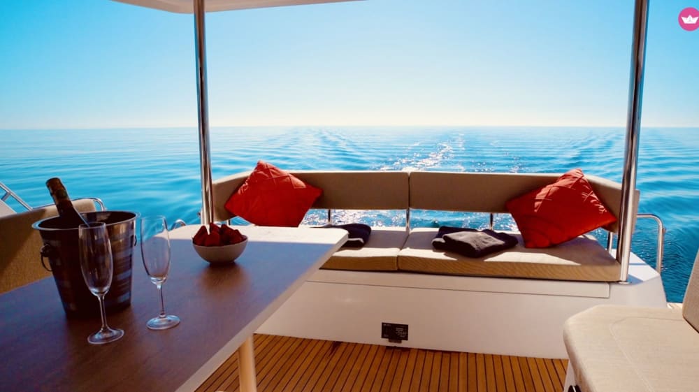 Excursion en catamaran de luxe le long de la côte de Barcelone – 8 heures