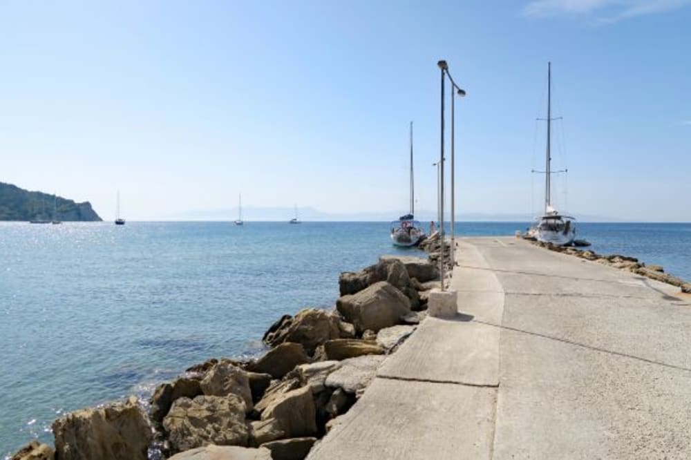 Segeln Sie durch die saphirblauen Gewässer: Erkunden Sie Paxos und Antipaxos mit Stil