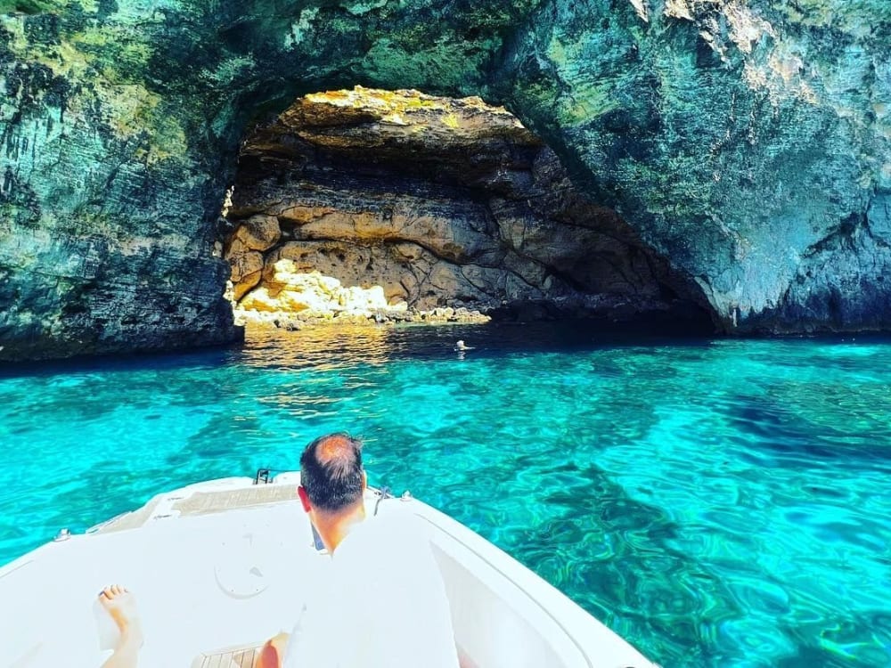 Esperienza di mezza giornata in barca privata da St. Paul's Bay: scopri Comino a modo tuo