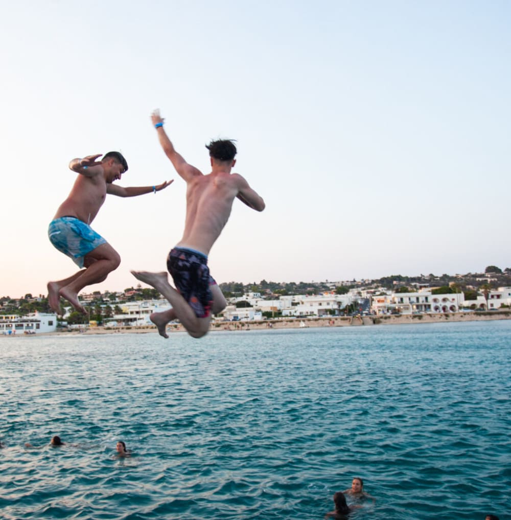 Vintage Voyage: Erkunden Sie die Grotten des Salento an Bord der Bodu Fuhj