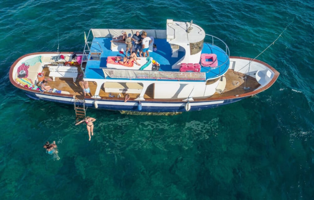 Vintage Voyage: Erkunden Sie die Grotten des Salento an Bord der Bodu Fuhj