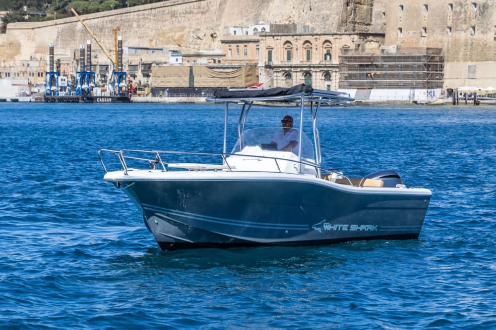 Découvrez Malte par la mer&nbsp;: location de bateau privé d'une journée