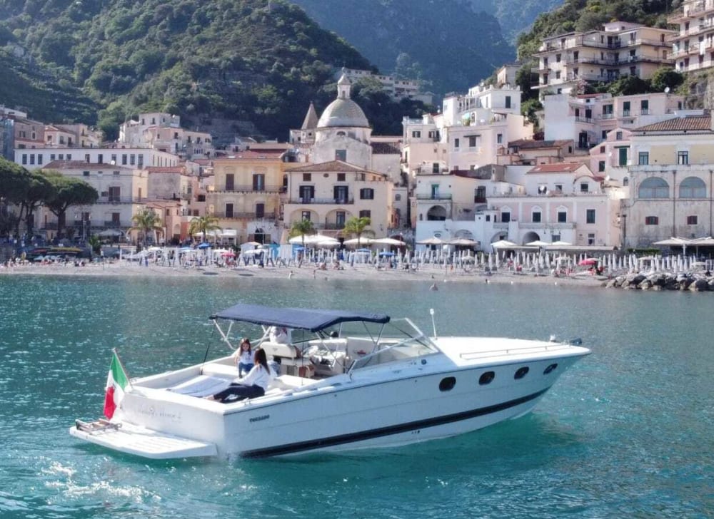 Tour giornaliero a Capri in Tornado 38 – Eleganza, Mare e Meraviglia