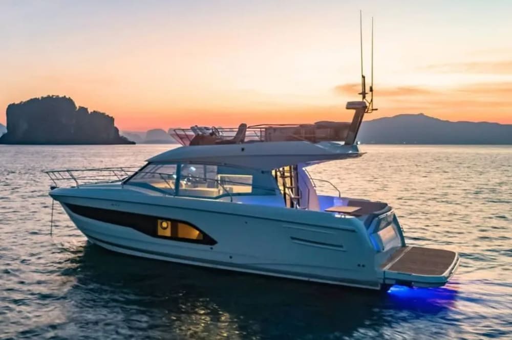 L'ora d'oro in mare: panorama al tramonto del centro storico di Dubrovnik