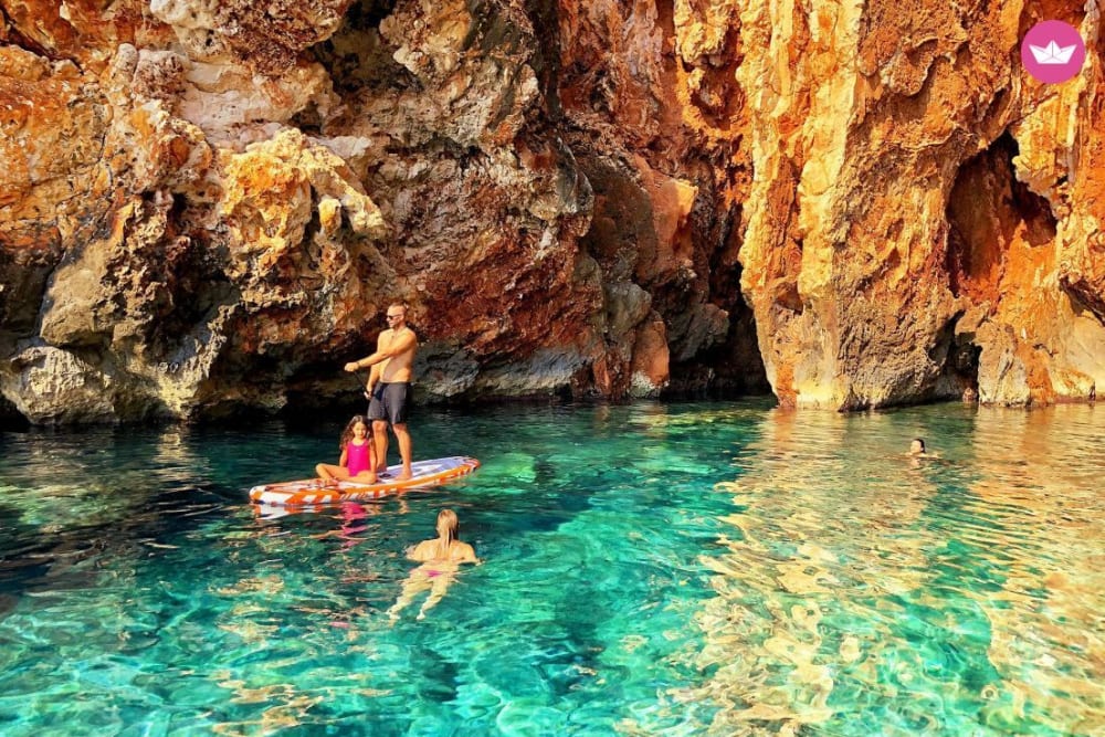 Private Bootsfahrt zu den Roten Felsen, Hvar und den Pakleni-Inseln – Ganztägiges Abenteuer entlang der kroatischen Küstenjuwelen