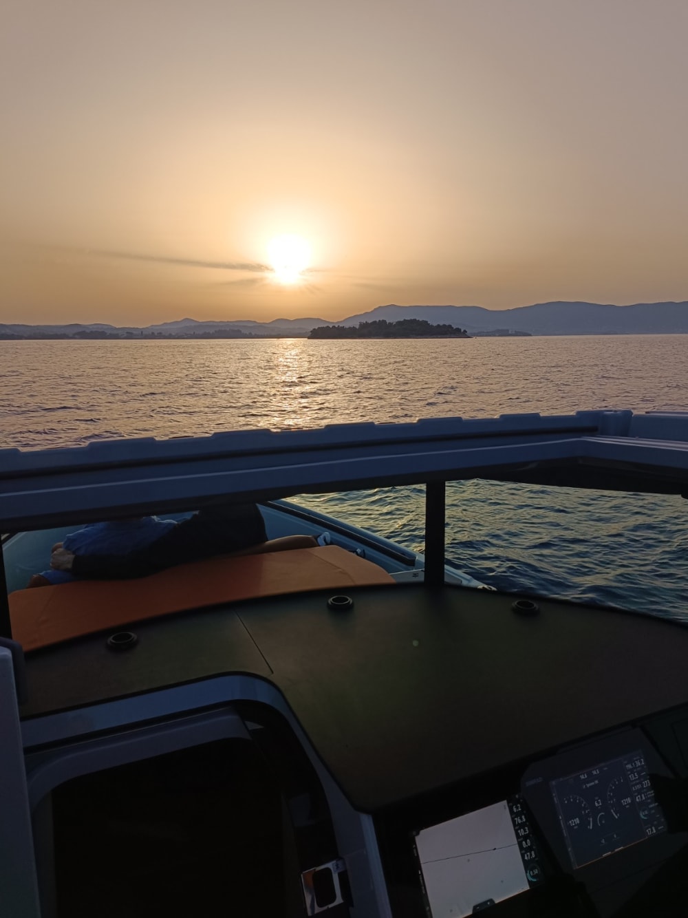 Sunset Serenity: Ein privates Kreuzfahrt- und Speiseabenteuer rund um Korfu