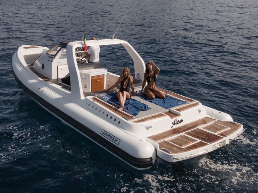 Sole, mare e stile: la tua rilassante avventura in barca a Taormina