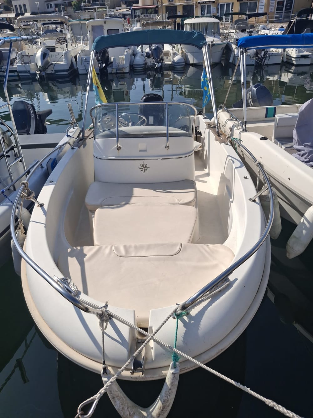 Cap sur les trésors de la Côte Bleue : calanques, criques secrètes et nature sauvage au départ de Carro pour une demi-journée
Maximum 4 personnes + capitaine