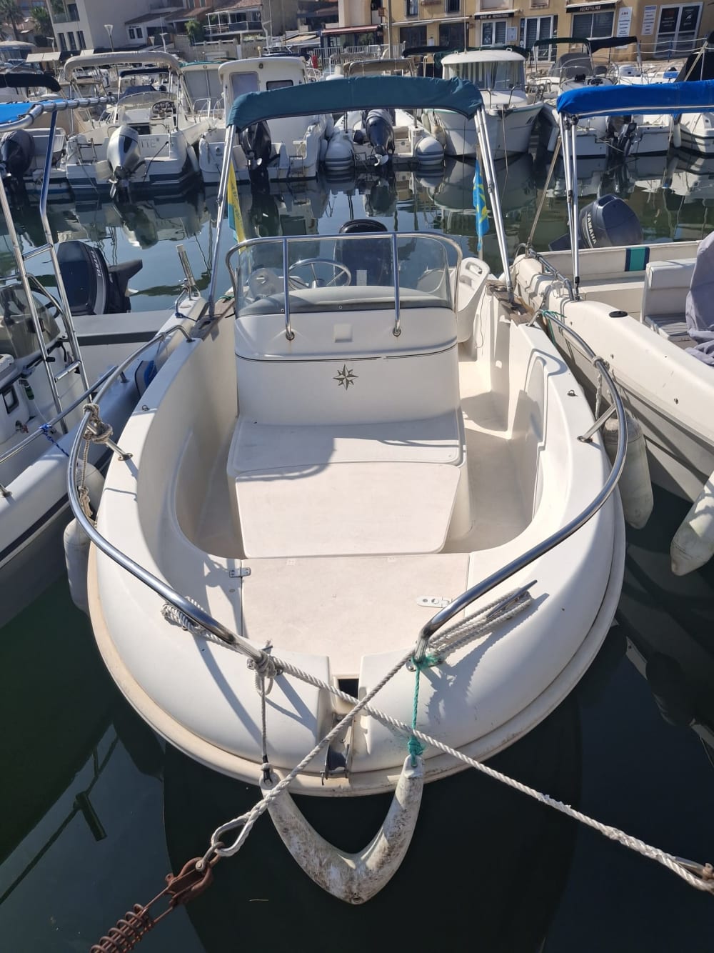 Cap sur les trésors de la Côte Bleue : calanques, criques secrètes et nature sauvage au départ de Carro pour une demi-journée
Maximum 4 personnes + capitaine