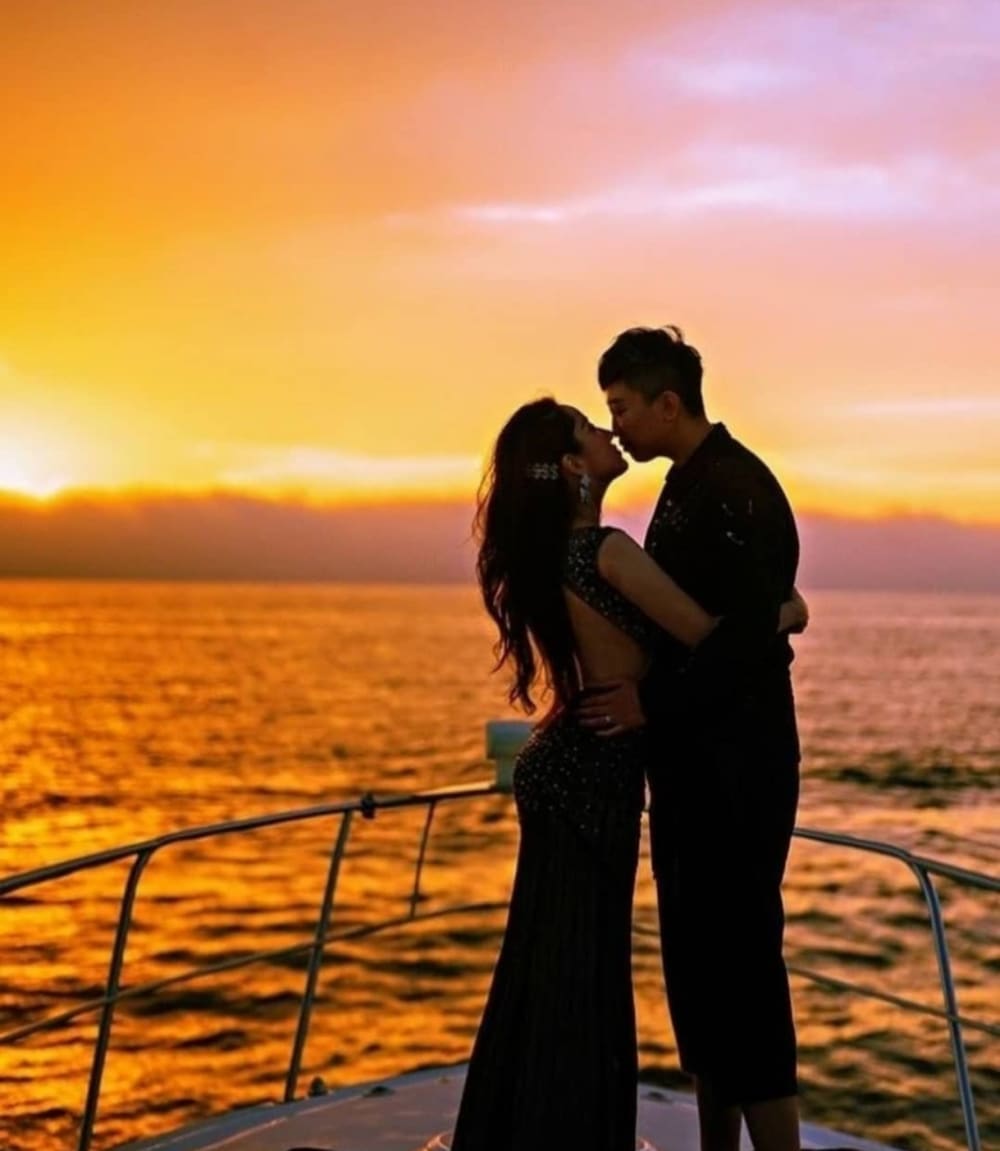 Romantic Sunset Yacht Tour on the Bosphorus Drinks and snacks included