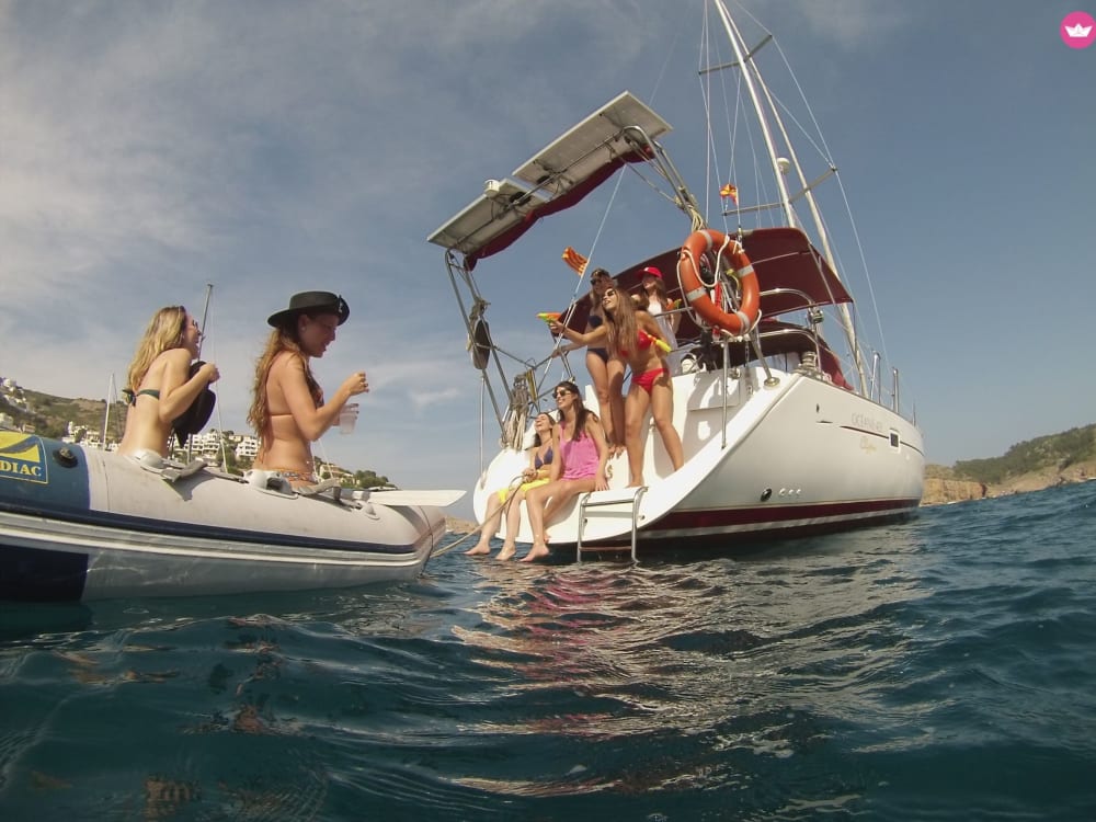 Exploración costera de día completo: recorrido en barco de 8 horas desde Port de l’Escala