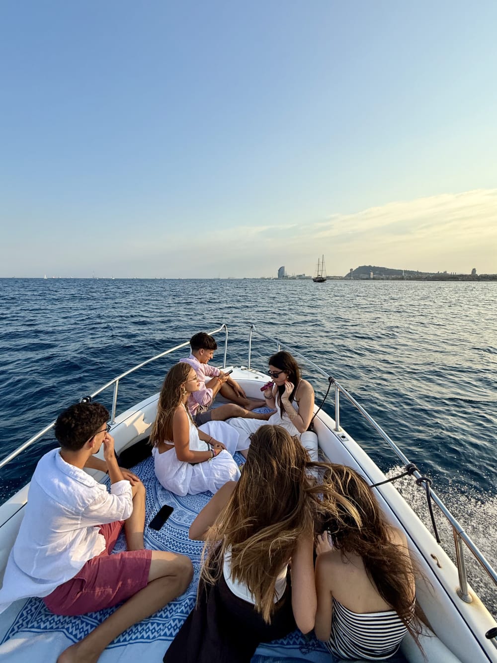 Mission Coucher de Soleil : Admirez le coucher de soleil magique de Barcelone depuis mon bateau à moteur