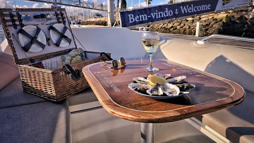 Oysters Ahoy! Fresh Oysters & Wine Onboard in Ponta da Piedade
