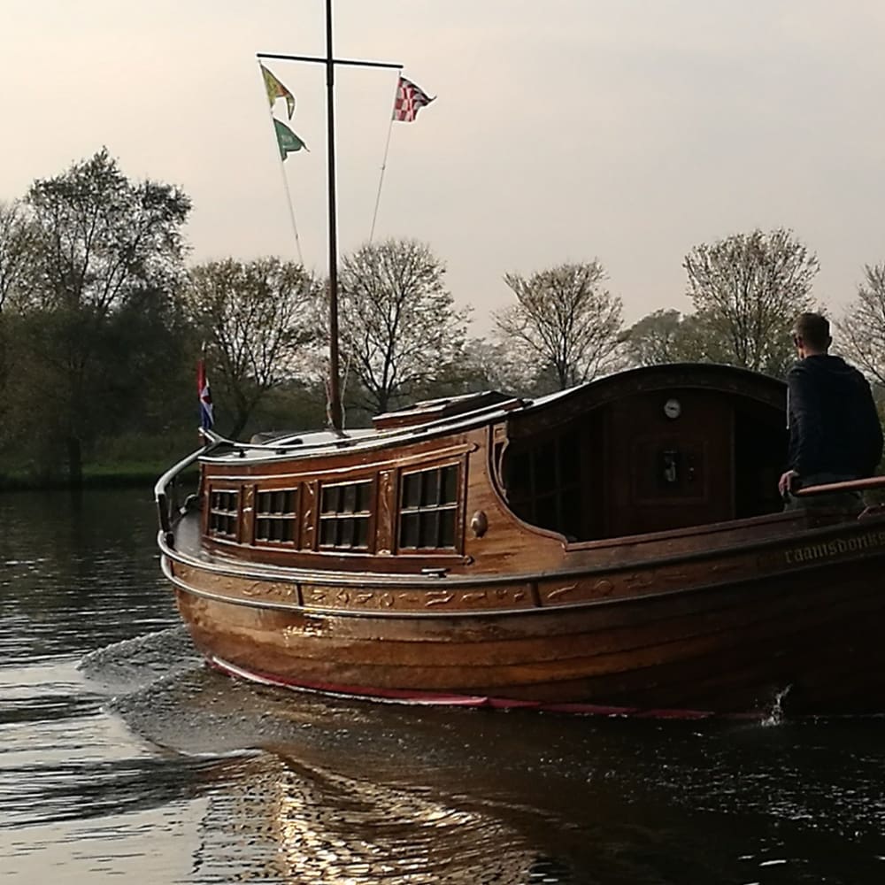 Stap aan boord van de houtste boot van de Biesbosch en laat je varen! (Vanuit jachthaven Hank)