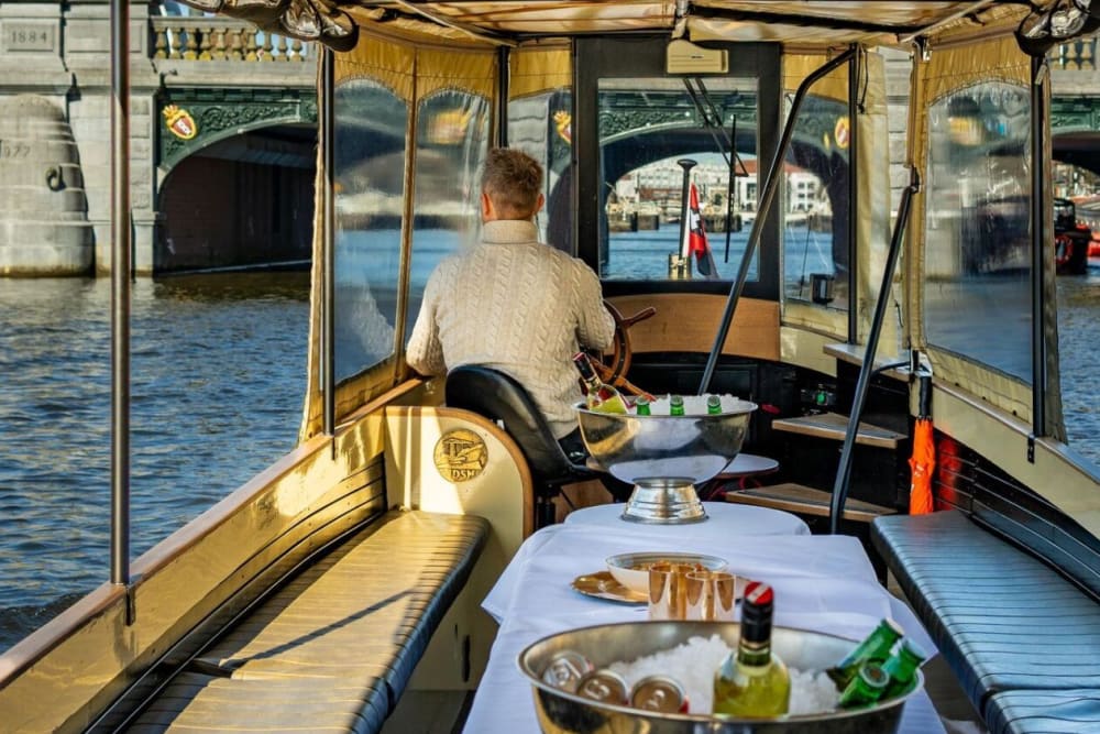 Cruise comfortabel door Amsterdam – Privérondvaart van 2 uur op een stijlvolle elektrische boot
