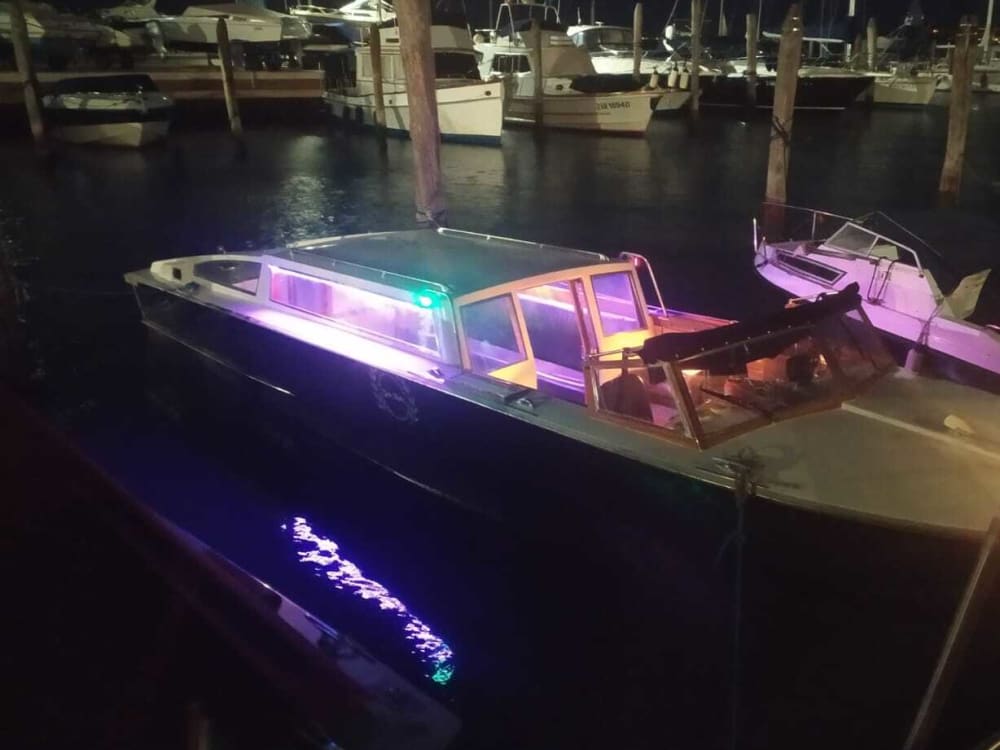 Venedig bei Sonnenuntergang: 3-stündige Lagunentour an Bord der Magnum Marine Lancia