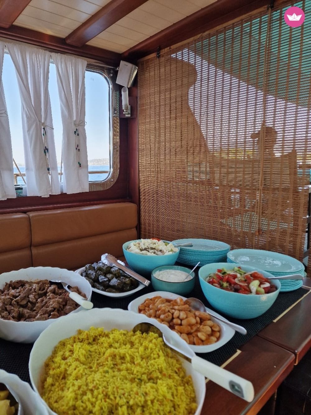 Golden Hour Escape: Sonnenuntergangssegeln entlang der Athener Riviera