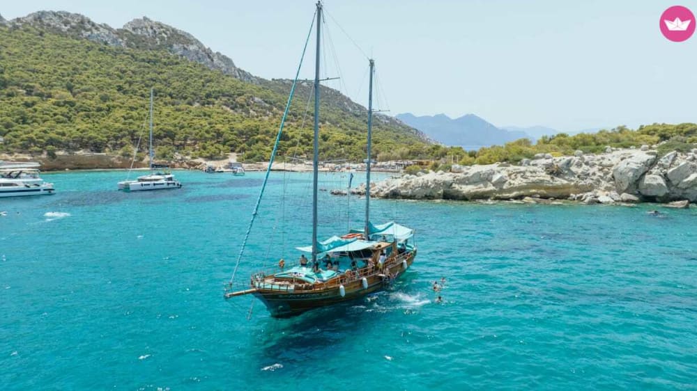 Ganztägiger Inselausflug: Segeln Sie mit Stil von Athen nach Ägina, Moni und Perdika