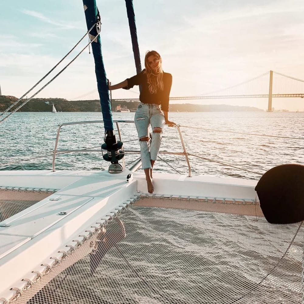 2-stündige Lissabon-Tour auf einer luxuriösen Catana 50