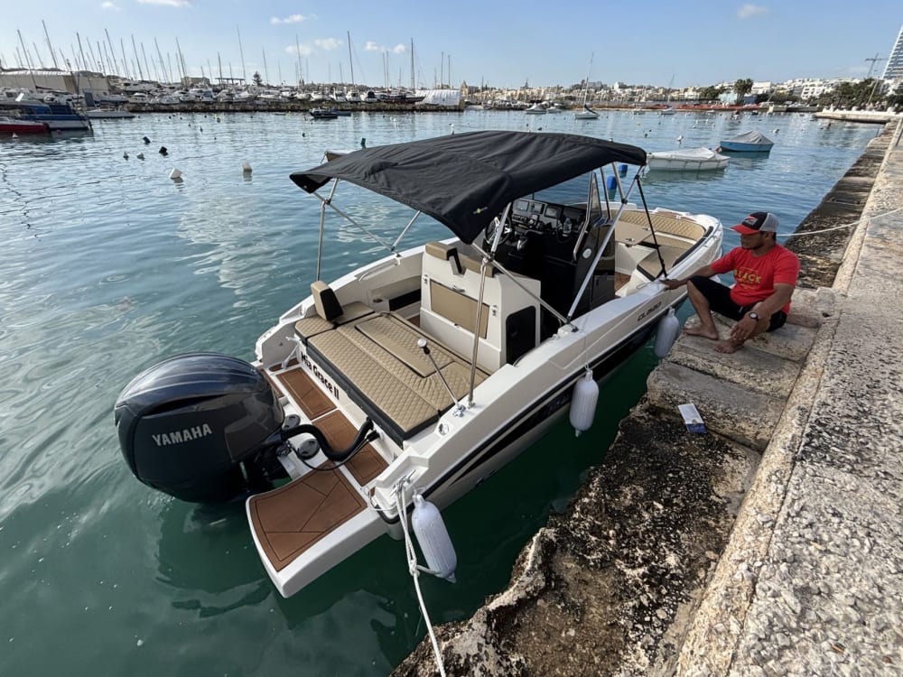 Libertà nel Mediterraneo: una lussuosa fuga di mezza giornata in barca