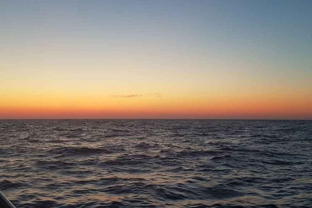 Όνειρα Ηλιοβασιλέματος: Μια μαγική βραδινή κρουαζιέρα στο νησί Ντία