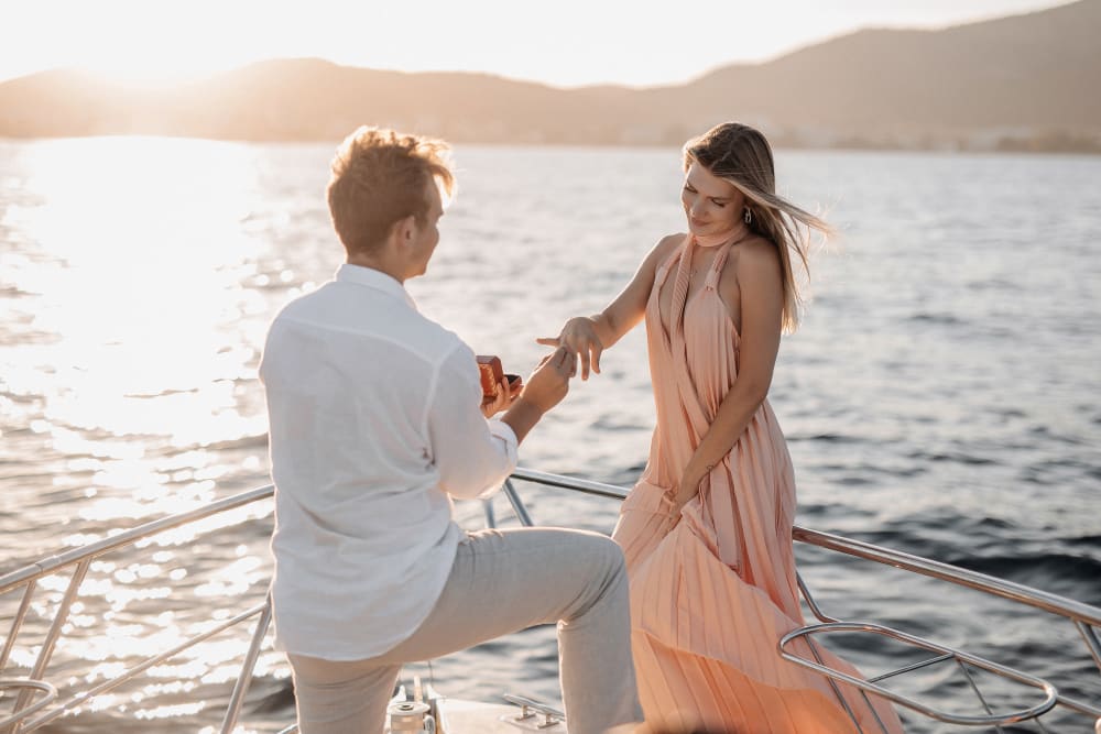Demande en mariage romantique en yacht – Fleurs et champagne inclus