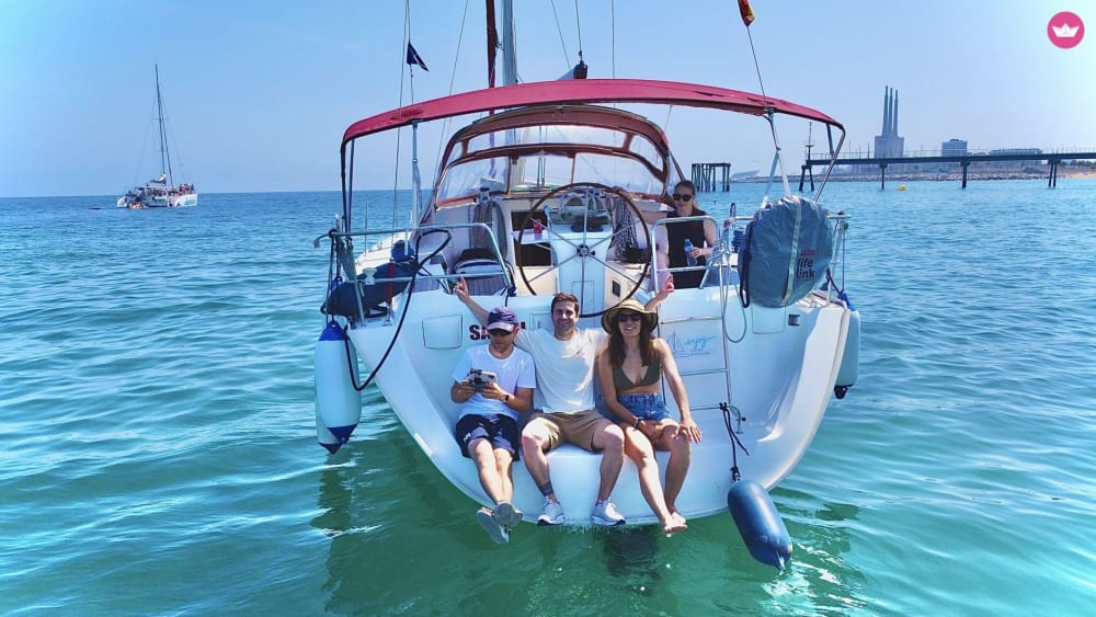 Excursion en bateau de 2 heures le long de la côte de Barcelone avec boissons et collations