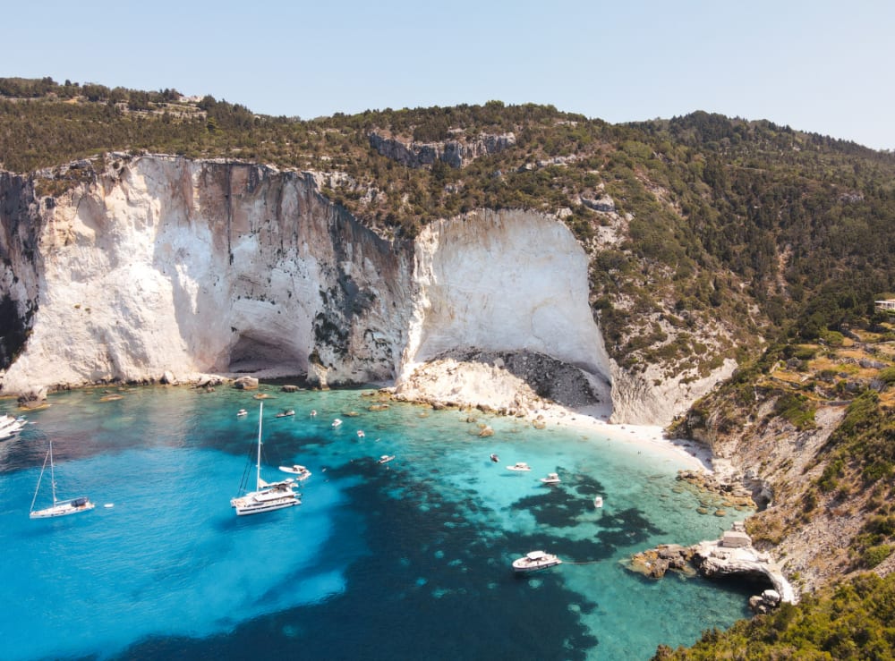 Ionische Eleganz: Entdecken Sie die Magie von Paxos und Antipaxos mit einer Yacht