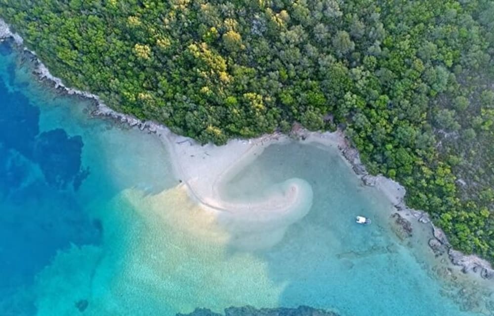 Acque blu e porti nascosti: esplora Sivota con un tour in barca di lusso