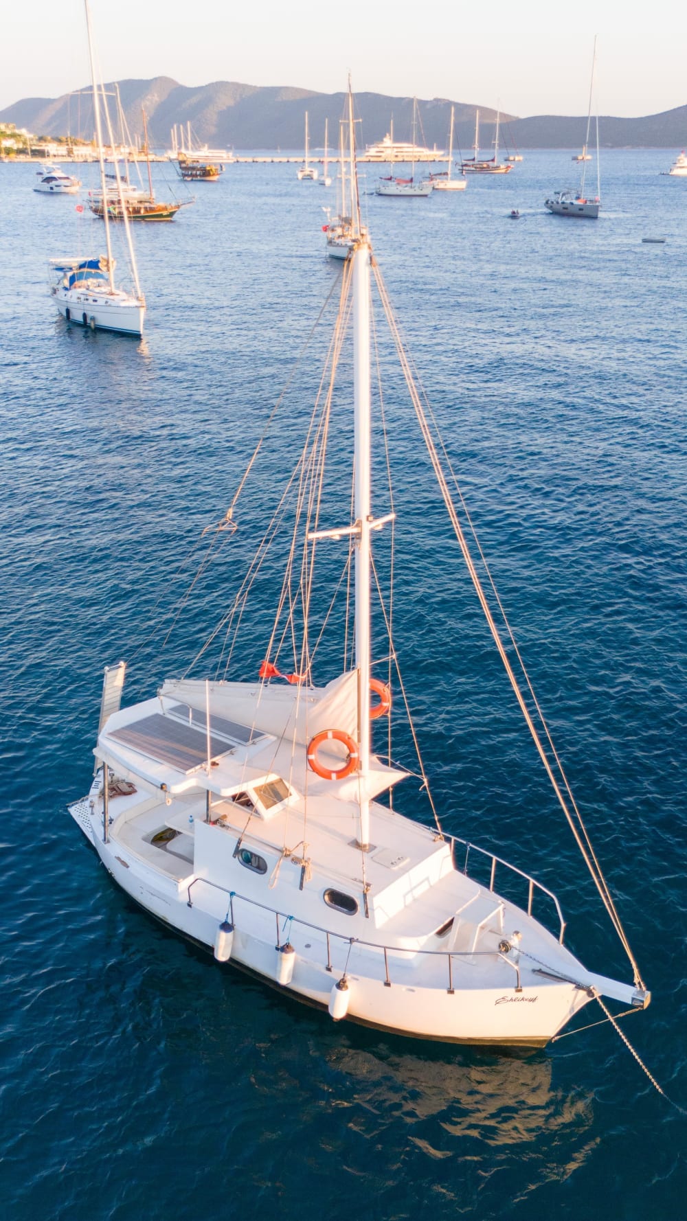 Découvrez Bodrum – Excursion privée d'une journée (6 heures) en bateau avec vidéo par drone et jouets aquatiques