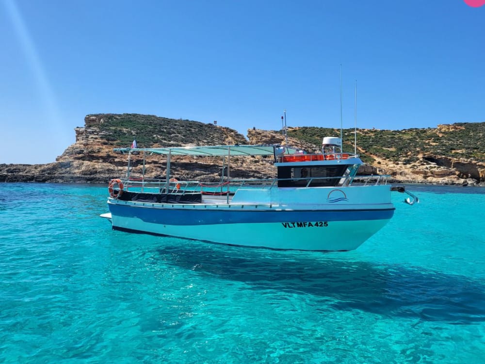 Comino en barco privado: tu escapada de medio día a la isla