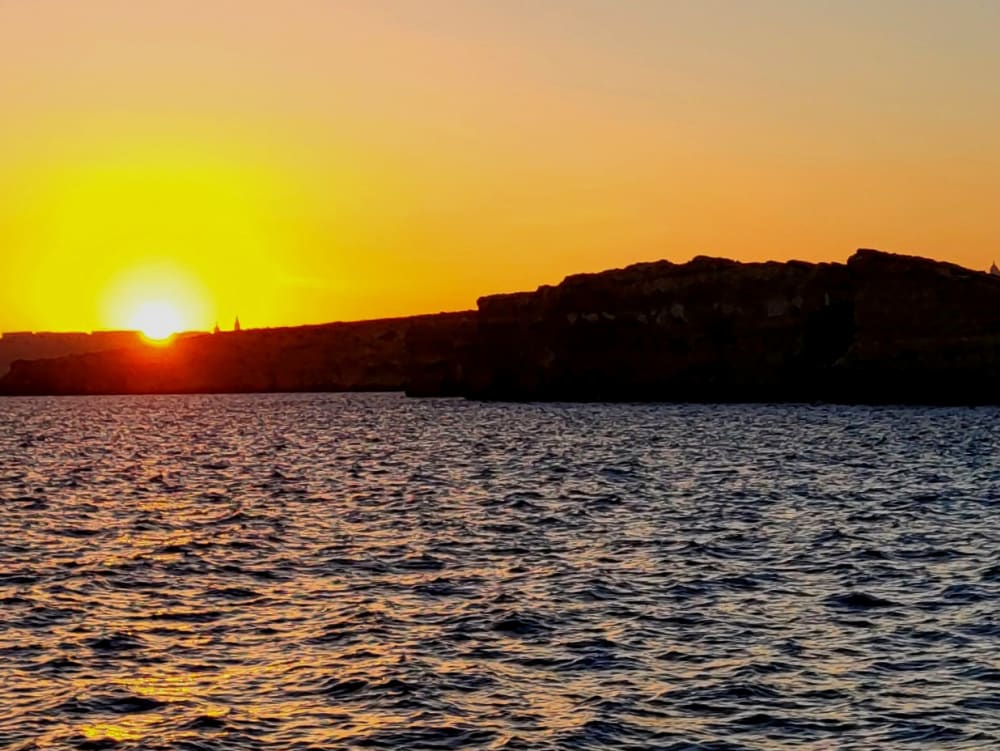 Atardecer en la Laguna Azul: su crucero exclusivo al atardecer en Malta