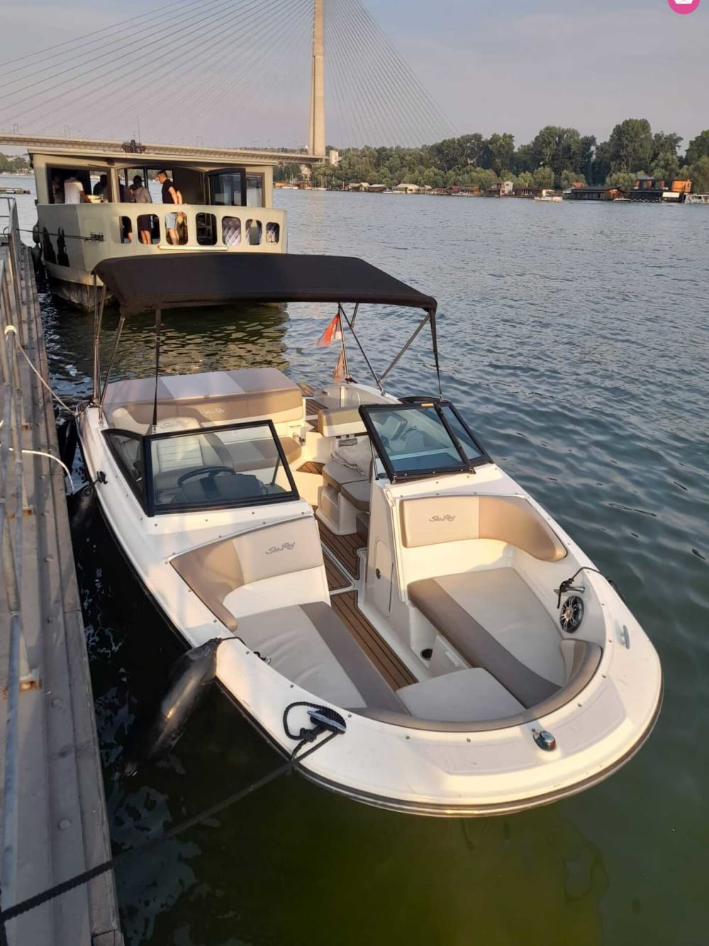 Tour privato in barca di 2 ore nel cuore di Belgrado